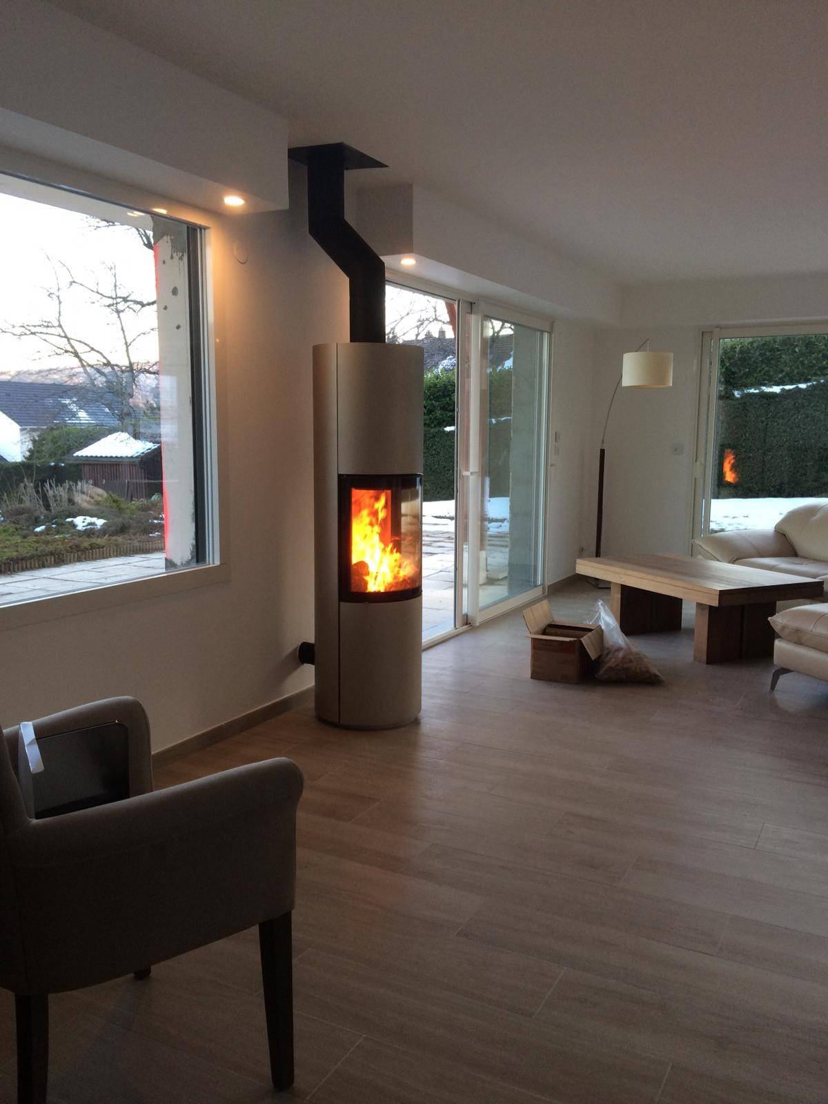 Poêle à bois dans une maison au Pays de Gex