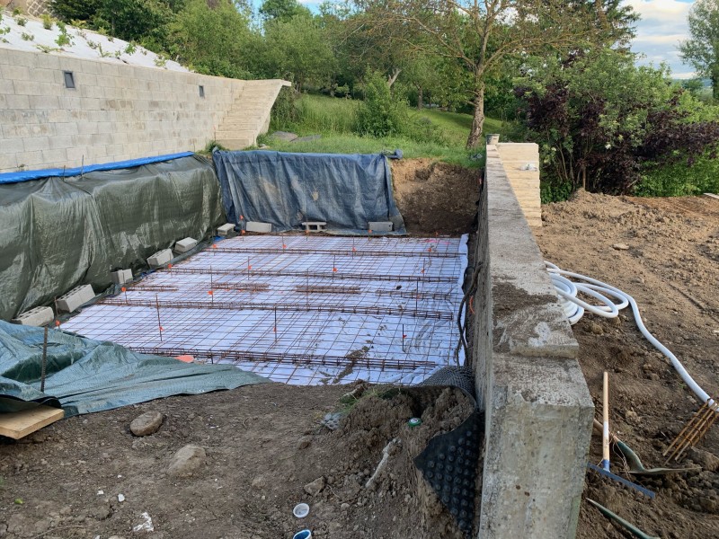 Travaux de terrassement complets avec semelles béton armé, blocs à bancher et drainage PVC à Irigny, dans la banlieue lyonnaise