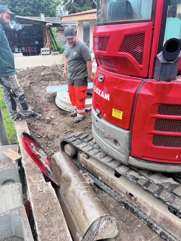 Rénovation d'une maison années 70 sur Ternay Installation d’un système de drainage avec géotextile, tuyaux PVC Ø100 mm et membrane Soprema sur 33,2 ML à Ternay dans le Rhône