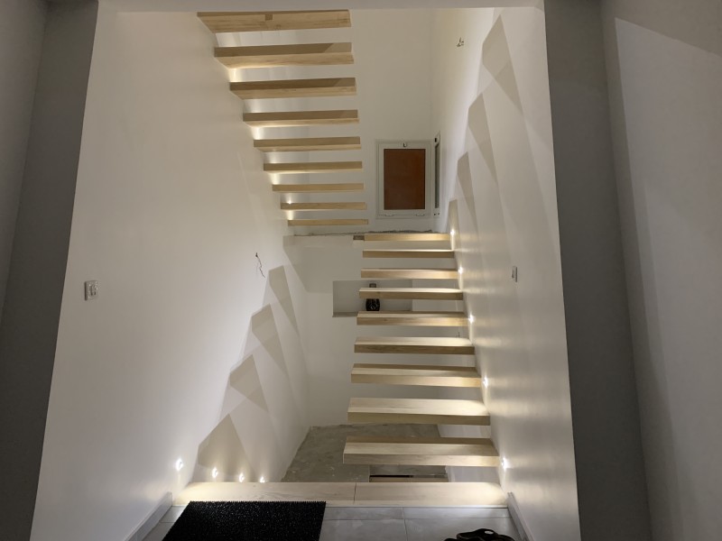 Démolition intérieure complète, percement de mur en briques roulées, création de trémie et installation IPN à Rillieux, proche de Lyon