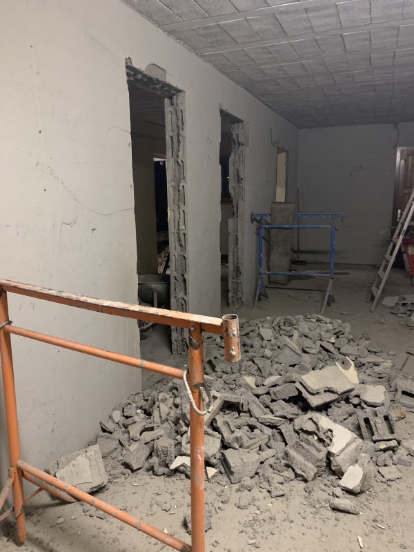 Démolition intérieure complète, percement de mur en briques roulées, création de trémie et installation IPN à Rillieux, proche de Lyon