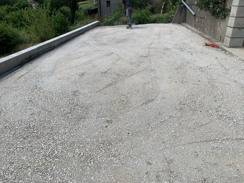Travaux de terrassement complets avec semelles béton armé, blocs à bancher et drainage PVC à Irigny, dans la banlieue lyonnaise