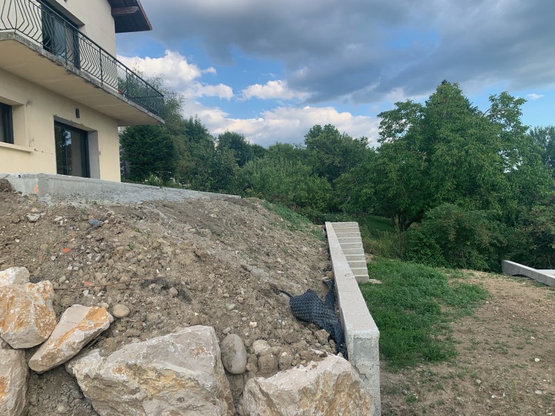 Travaux de terrassement avec blocs à bancher, dallage béton gravillonné XC1/C25/30 et escalier béton sur deux niveaux à Dommartin près de Lyon