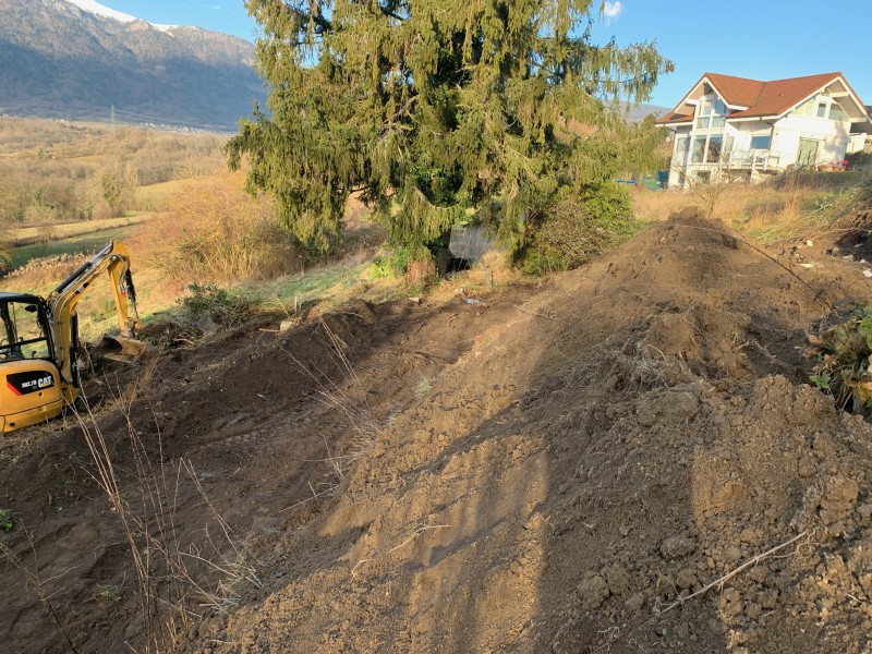 Travaux de terrassement avec blocs à bancher, dallage béton gravillonné XC1/C25/30 et escalier béton sur deux niveaux à Dommartin près de Lyon