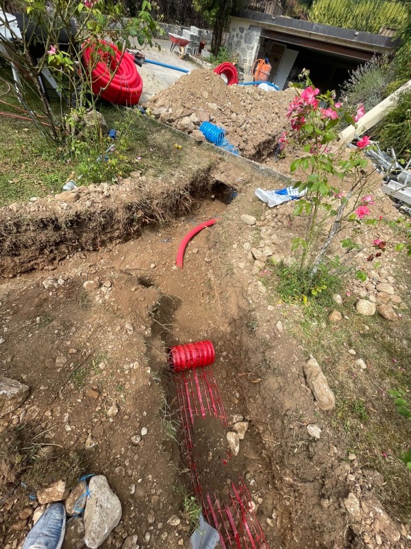 Réalisation de fouilles en tranchées et VRD sur terrain à bâtir à Décines- charpieu (69150) la banlieue de Lyon avec précision millimétrique