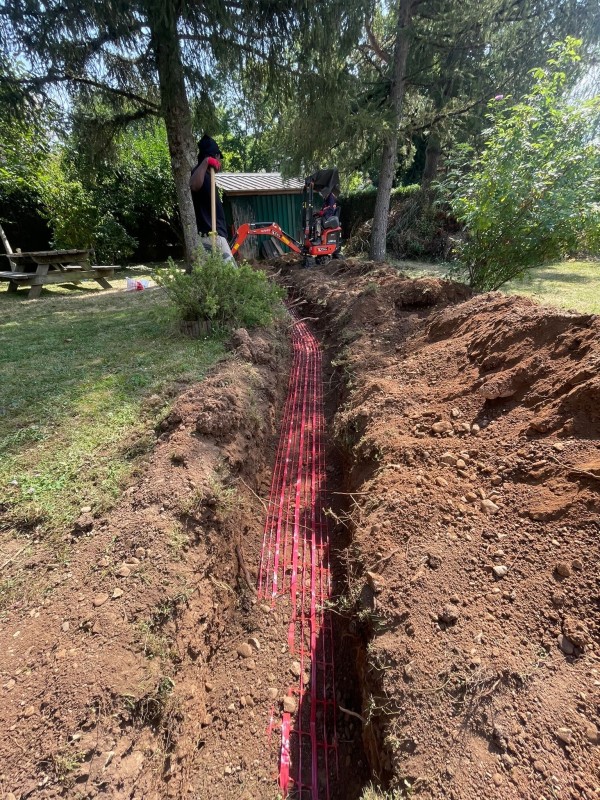Réalisation de fouilles en tranchées et VRD sur terrain à bâtir à Décines- charpieu (69150) la banlieue de Lyon avec précision millimétrique