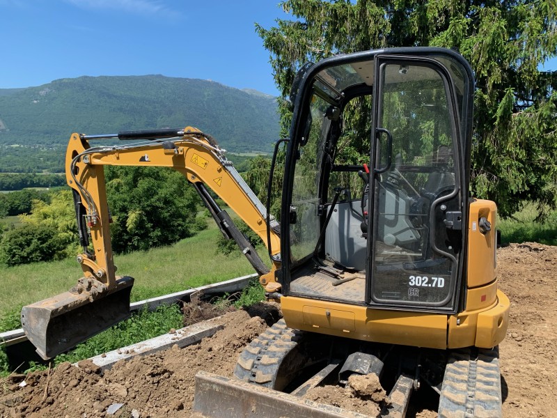 Travaux de terrassement complets avec semelles béton armé, blocs à bancher et drainage PVC à Irigny, dans la banlieue lyonnaise
