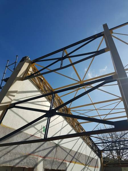 Application de trois couches de peinture sur charpente métallique à Lyon