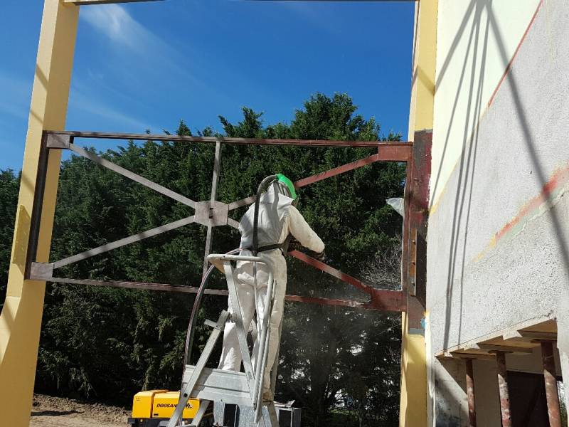 Réalisation de sablage sur charpente métallique à Lyon et au Pays de Gex