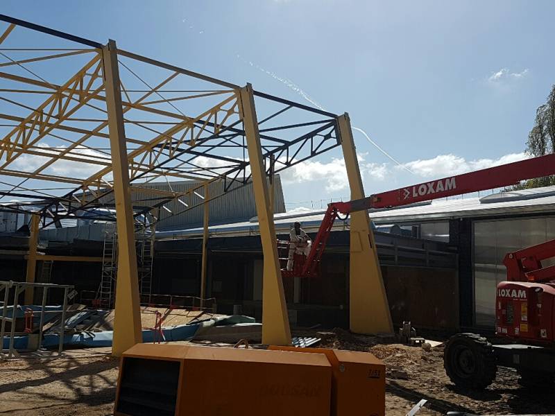 Travail sur nacelles pour la réalisation de travaux de peinture sur charpente au Pays de Gex