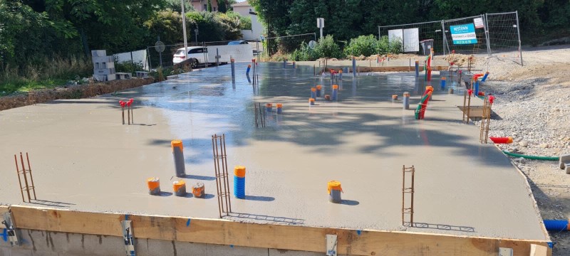 Réalisation d’un dallage béton de 12 cm d’épaisseur avec treillis soudés, VRD complets et terrassements en tranchées à Meyzieu, dans le Rhône