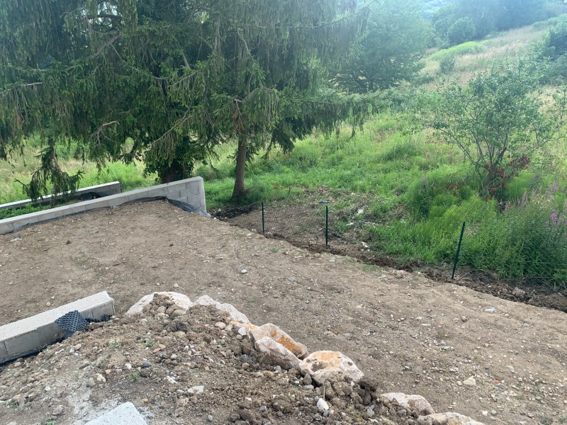 Travaux de terrassement avec blocs à bancher, dallage béton gravillonné XC1/C25/30 et escalier béton sur deux niveaux à Dommartin près de Lyon