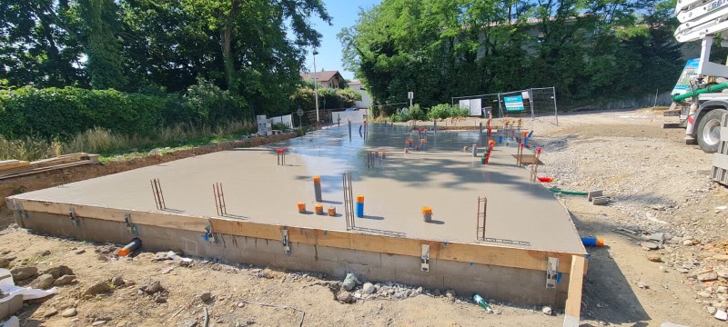 Réalisation d’un dallage béton de 12 cm d’épaisseur avec treillis soudés, VRD complets et terrassements en tranchées à Meyzieu, dans le Rhône