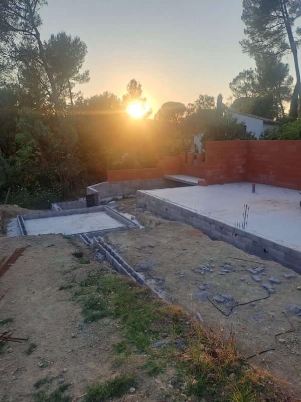 Réalisation d’un dallage béton de 12 cm d’épaisseur avec treillis soudés, VRD complets et terrassements en tranchées à Meyzieu, dans le Rhône