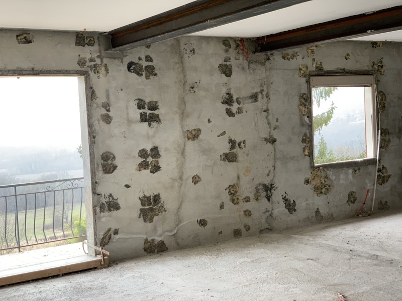 Démolition intérieure complète, percement de mur en briques roulées, création de trémie et installation IPN à Rillieux, proche de Lyon