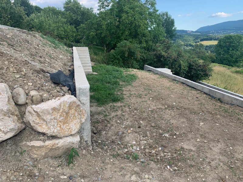 Travaux de terrassement avec blocs à bancher, dallage béton gravillonné XC1/C25/30 et escalier béton sur deux niveaux à Dommartin près de Lyon
