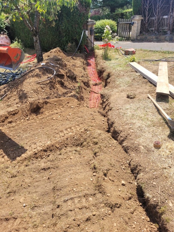 Réalisation de fouilles en tranchées et VRD sur terrain à bâtir à Décines- charpieu (69150) la banlieue de Lyon avec précision millimétrique