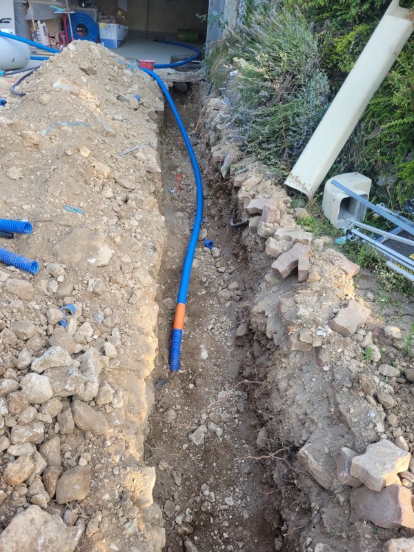 Réalisation de fouilles en tranchées et VRD sur terrain à bâtir à Décines- charpieu (69150) la banlieue de Lyon avec précision millimétrique