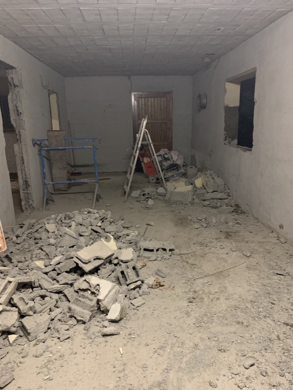 Démolition intérieure complète, percement de mur en briques roulées, création de trémie et installation IPN à Rillieux, proche de Lyon