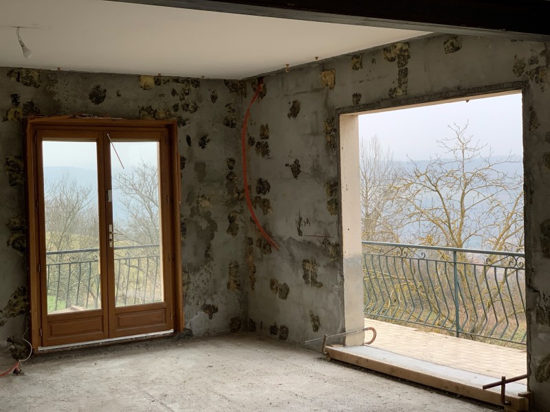 Démolition intérieure complète, percement de mur en briques roulées, création de trémie et installation IPN à Rillieux, proche de Lyon