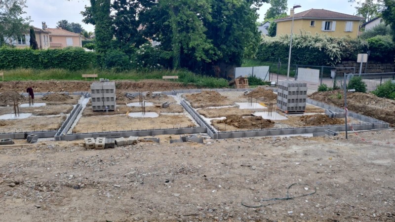 Réalisation d’un dallage béton de 12 cm d’épaisseur avec treillis soudés, VRD complets et terrassements en tranchées à Meyzieu, dans le Rhône