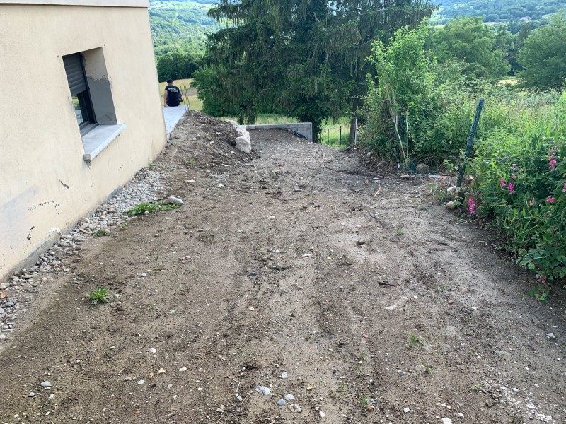 Travaux de terrassement avec blocs à bancher, dallage béton gravillonné XC1/C25/30 et escalier béton sur deux niveaux à Dommartin près de Lyon