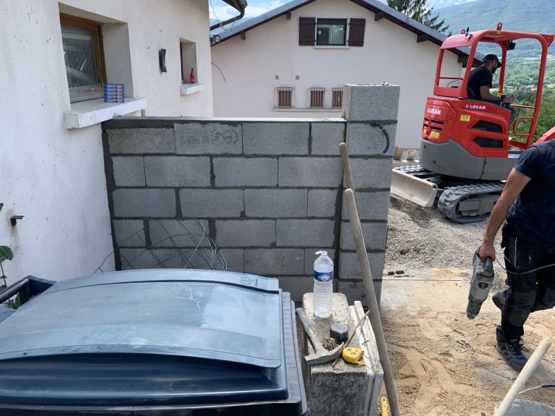 Travaux de terrassement avec blocs à bancher, dallage béton gravillonné XC1/C25/30 et escalier béton sur deux niveaux à Dommartin près de Lyon
