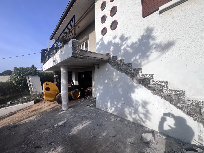Rénovation d'une maison années 70 sur Ternay Installation d’un système de drainage avec géotextile, tuyaux PVC Ø100 mm et membrane Soprema sur 33,2 ML à Ternay dans le Rhône