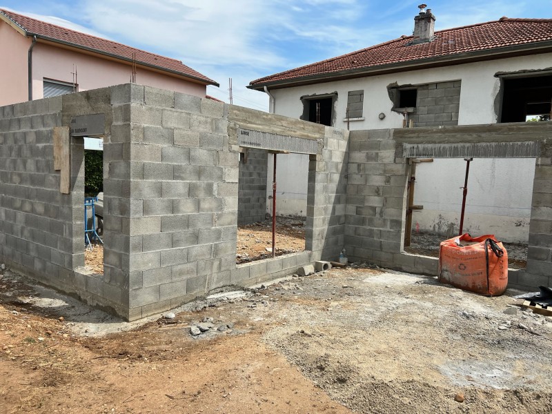 Travaux de terrassement sur 52 m³ avec fondations en béton armé et dallage dosé à 350 kg/m³ à Villeurbanne dans le Rhône