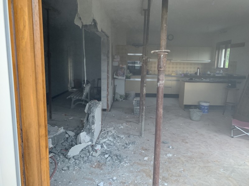 Démolition intérieure complète, percement de mur en briques roulées, création de trémie et installation IPN à Rillieux, proche de Lyon