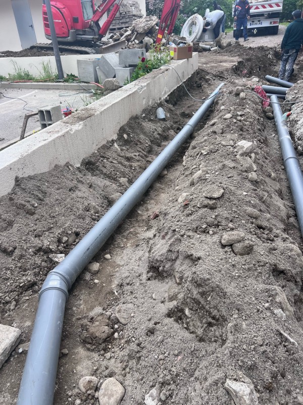 Rénovation d'une maison années 70 sur Ternay Installation d’un système de drainage avec géotextile, tuyaux PVC Ø100 mm et membrane Soprema sur 33,2 ML à Ternay dans le Rhône
