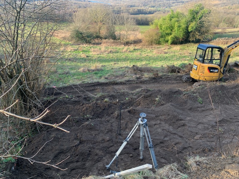 Travaux de terrassement avec blocs à bancher, dallage béton gravillonné XC1/C25/30 et escalier béton sur deux niveaux à Dommartin près de Lyon
