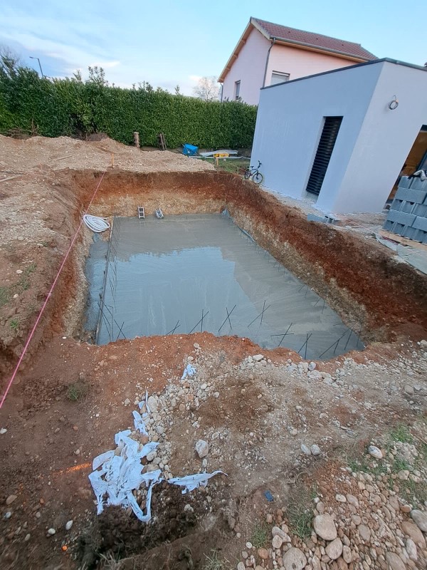 Réalisation d’un dallage béton de 12 cm d’épaisseur avec treillis soudés, VRD complets et terrassements en tranchées à Meyzieu, dans le Rhône