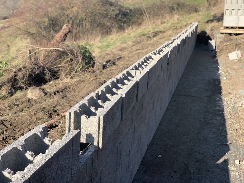 Travaux de terrassement avec blocs à bancher, dallage béton gravillonné XC1/C25/30 et escalier béton sur deux niveaux à Dommartin près de Lyon