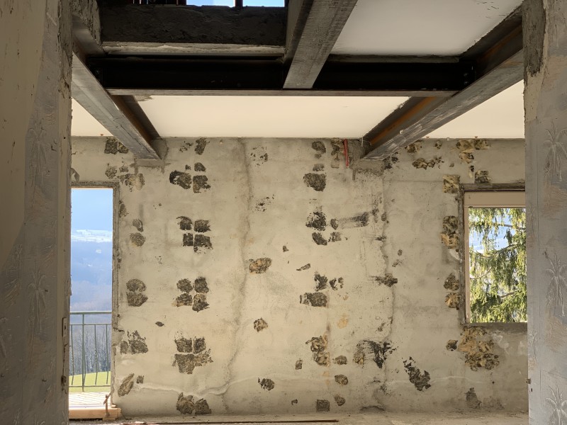 Démolition intérieure complète, percement de mur en briques roulées, création de trémie et installation IPN à Rillieux, proche de Lyon