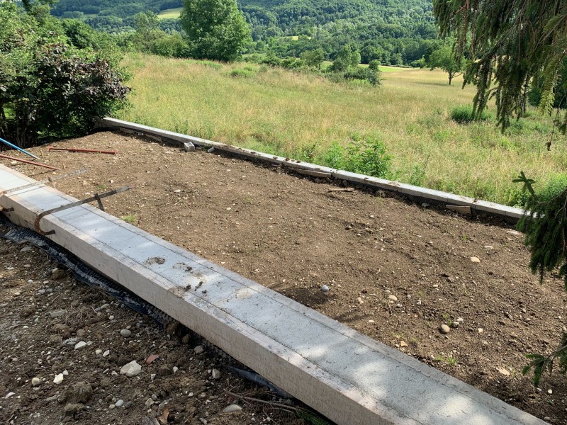 Travaux de terrassement complets avec semelles béton armé, blocs à bancher et drainage PVC à Irigny, dans la banlieue lyonnaise