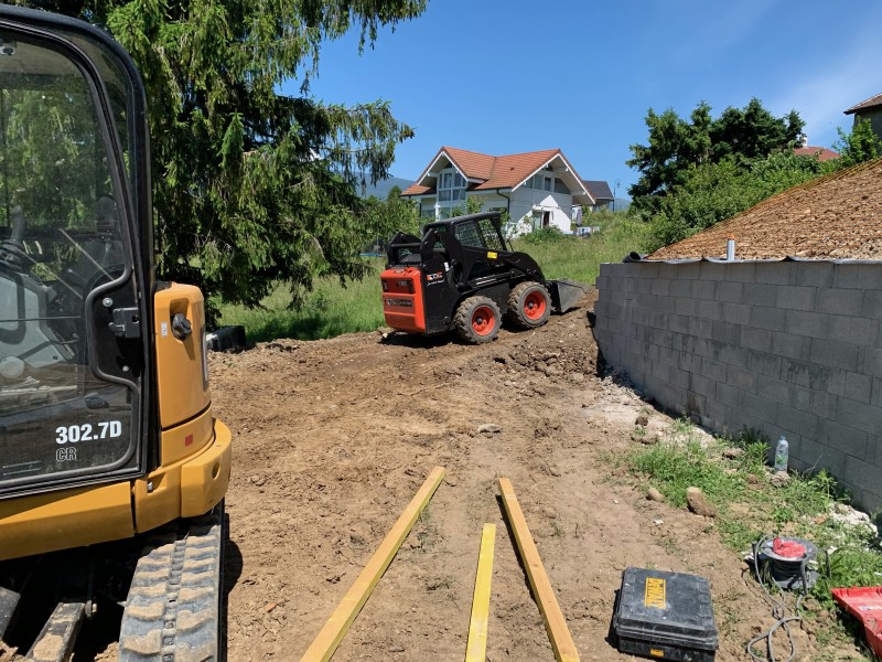 Travaux de terrassement complets avec semelles béton armé, blocs à bancher et drainage PVC à Irigny, dans la banlieue lyonnaise