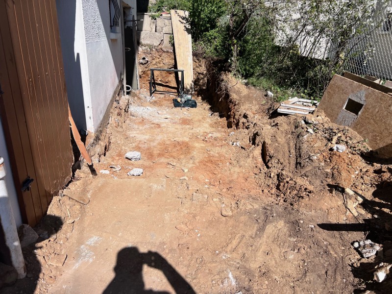 Rénovation d'une maison années 70 sur Ternay Installation d’un système de drainage avec géotextile, tuyaux PVC Ø100 mm et membrane Soprema sur 33,2 ML à Ternay dans le Rhône