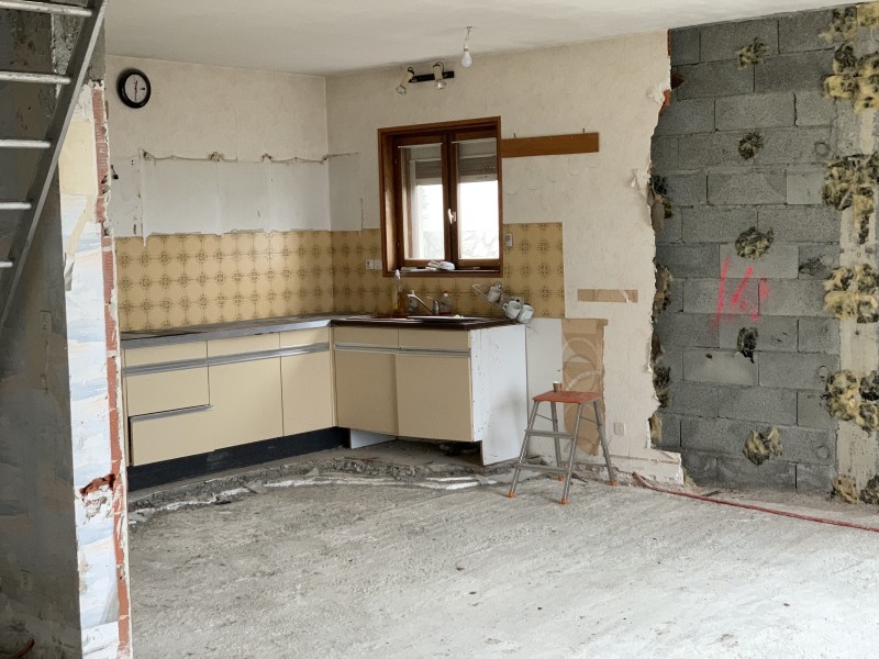 Démolition intérieure complète, percement de mur en briques roulées, création de trémie et installation IPN à Rillieux, proche de Lyon