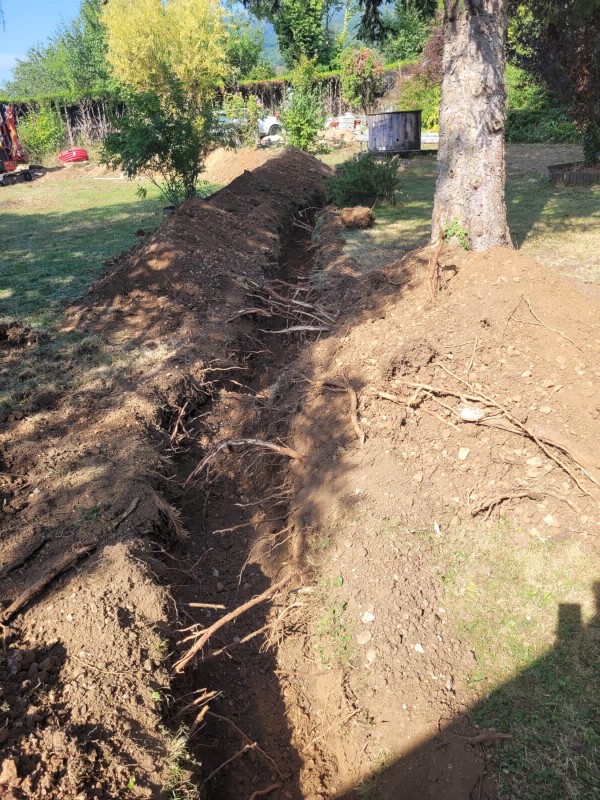 Réalisation de fouilles en tranchées et VRD sur terrain à bâtir à Décines- charpieu (69150) la banlieue de Lyon avec précision millimétrique