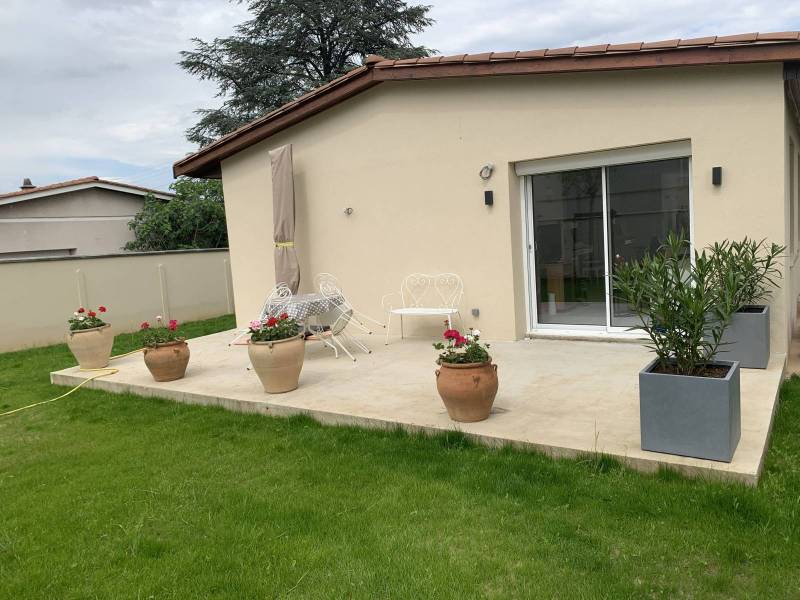 Avant après transformation d'une terrasse et d'un mur à Saint Genis Laval