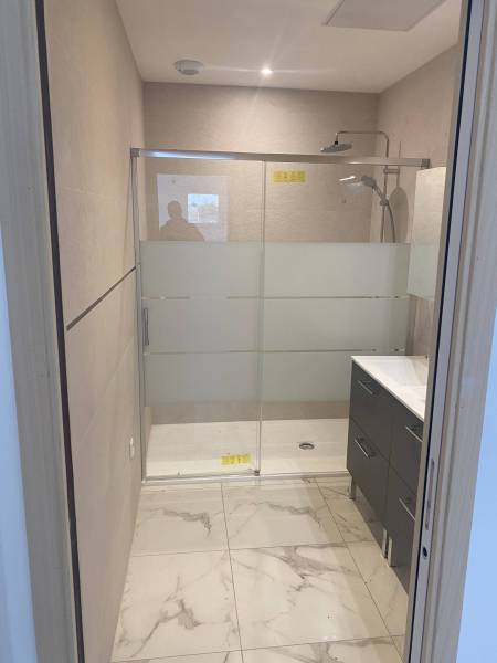 Paroi de douche en verre, pose de meuble de salle de bain à Feyzin