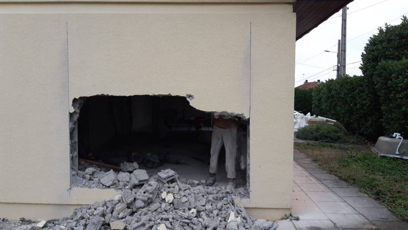 Avant après ouverture dans mur pour création de porte fenêtres à Lyon