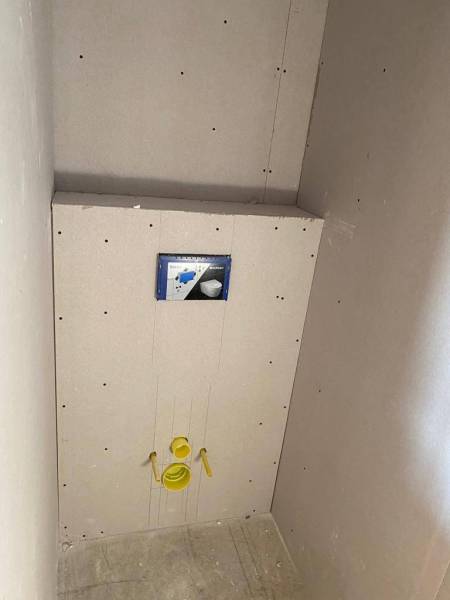 Avant/Après WC pose du système GEBERIT à l'intérieur du placo à Lyon