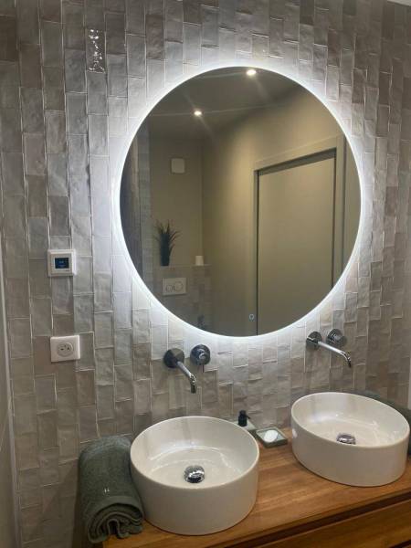 Meuble double vasques, miroir avec LED intégrés dans une salle de bain à Décines