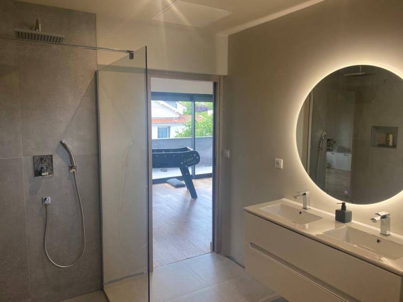 Salle de bain à l'étage à Décines près de Lyon