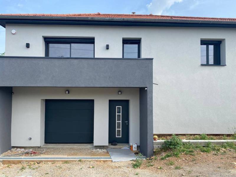 Devanture de la maison modifiée avec notamment une rénovation de façade à Décines