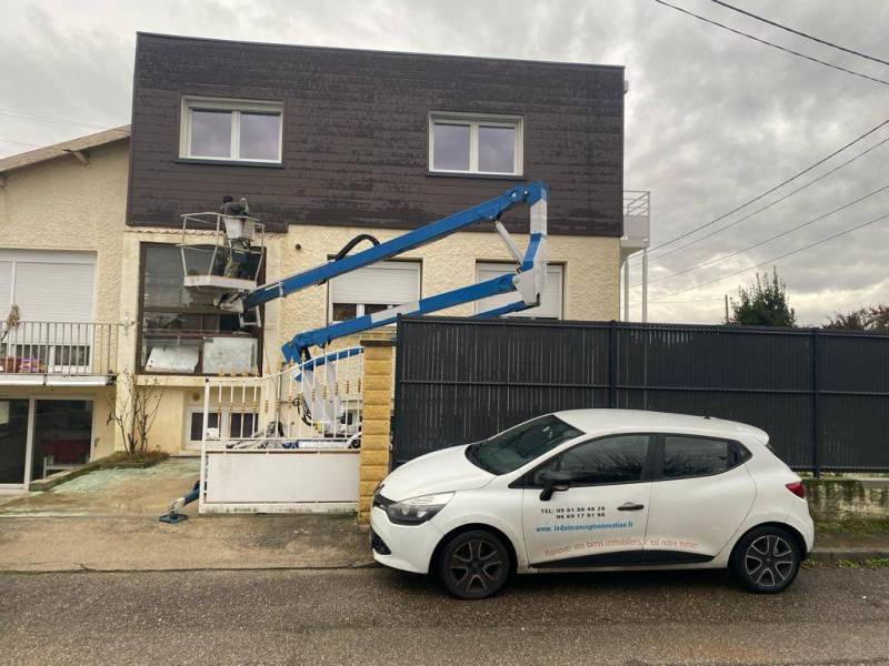 Finition de la pose du bardage composite à Feyzin près de Lyon