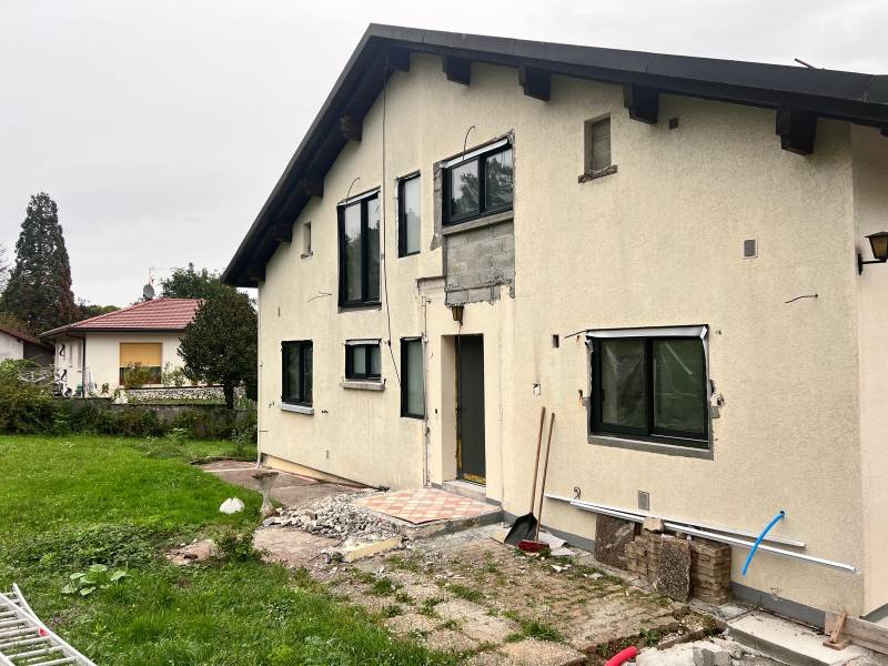 Création de fenêtres et de portes dans une maison dans le Pays de Gex