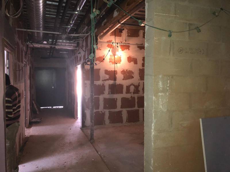 Travaux de maçonnerie avec des carreaux de brique rouge à lyon